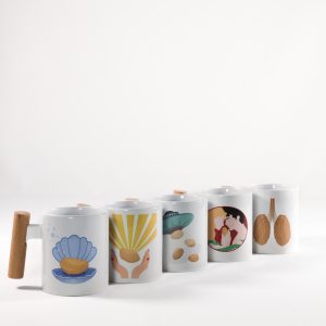 Caneca com pega de madeira